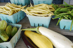 A bunch of green beans on a table.